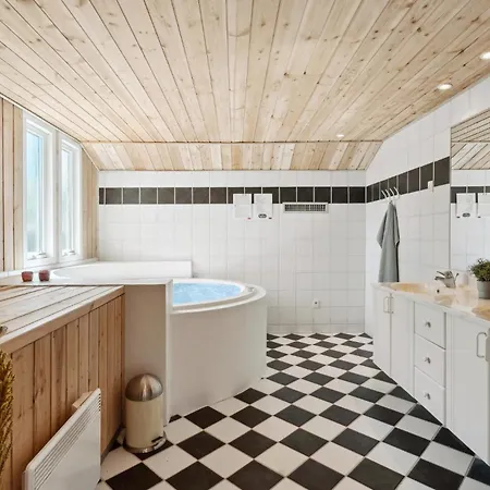 5 Bedroom Lovely In