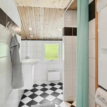 5 Bedroom Lovely In Holiday home