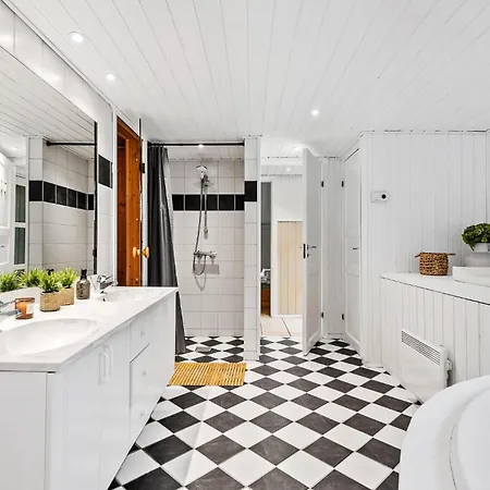 5 Bedroom Lovely In *